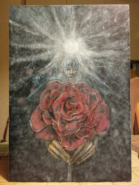 Rozświetlona postać trzymająca czerwoną różę; autoportret w czasie tworzenia