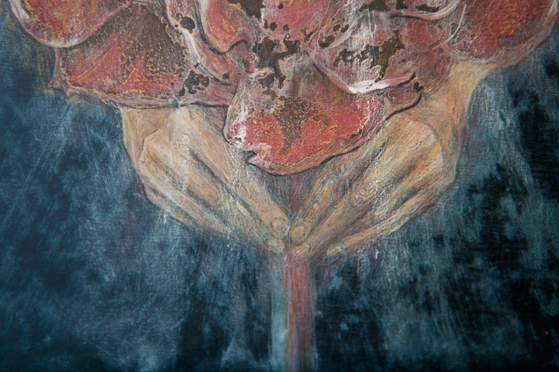 Fragment autoportretu: dłonie trzymające różę