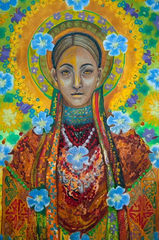 Fragment obrazu "Macierz"; twarz kobiety w wieńcu z kwiatów polnych na głowie i naszyjnikami