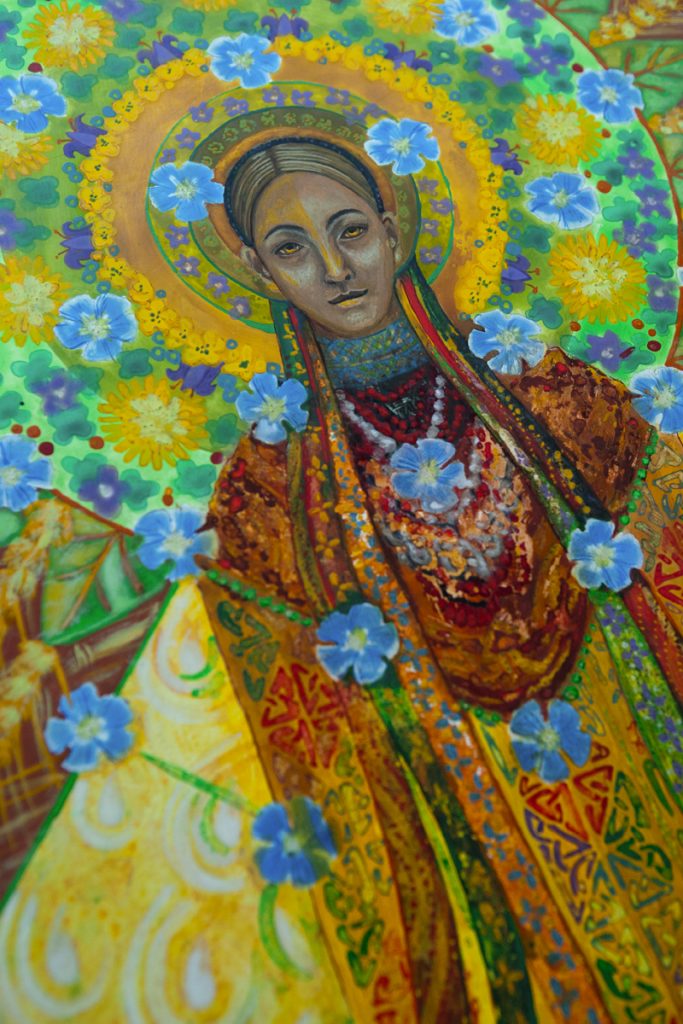 "Macierz", obraz malowany na desce, portret kobiety w wieńcu z kwiatów polnych