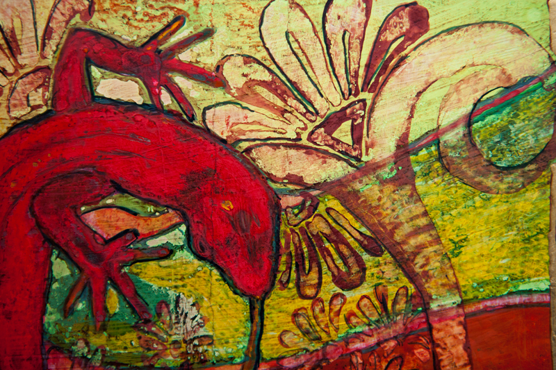czerwona jaszczurka na tle motywu roślinnego; fragment portretu duszy