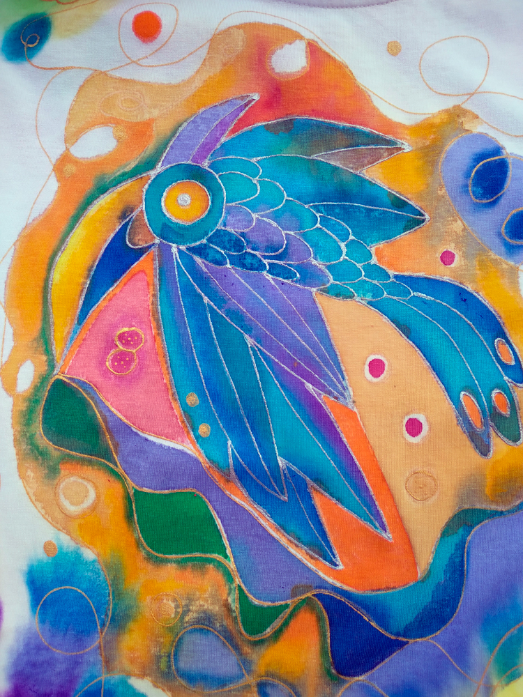 Ręcznie malowany wzór na bawełnianej bluzce - ptak